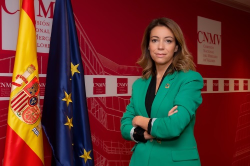 Imagen de Montserrat Martínez Parera, vicepresidenta de la CNMV, sobre fondo corporativo con bandera española y europea (se abrirá ventana nueva)